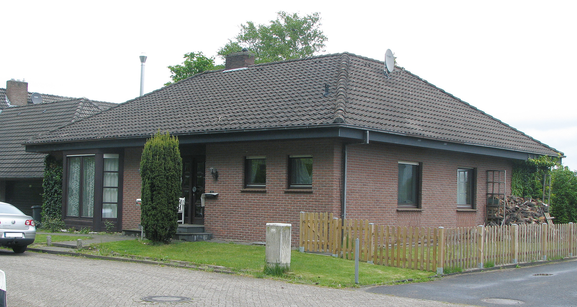 Dachumbau Neuenhaus Front von der Straße aus gesehen