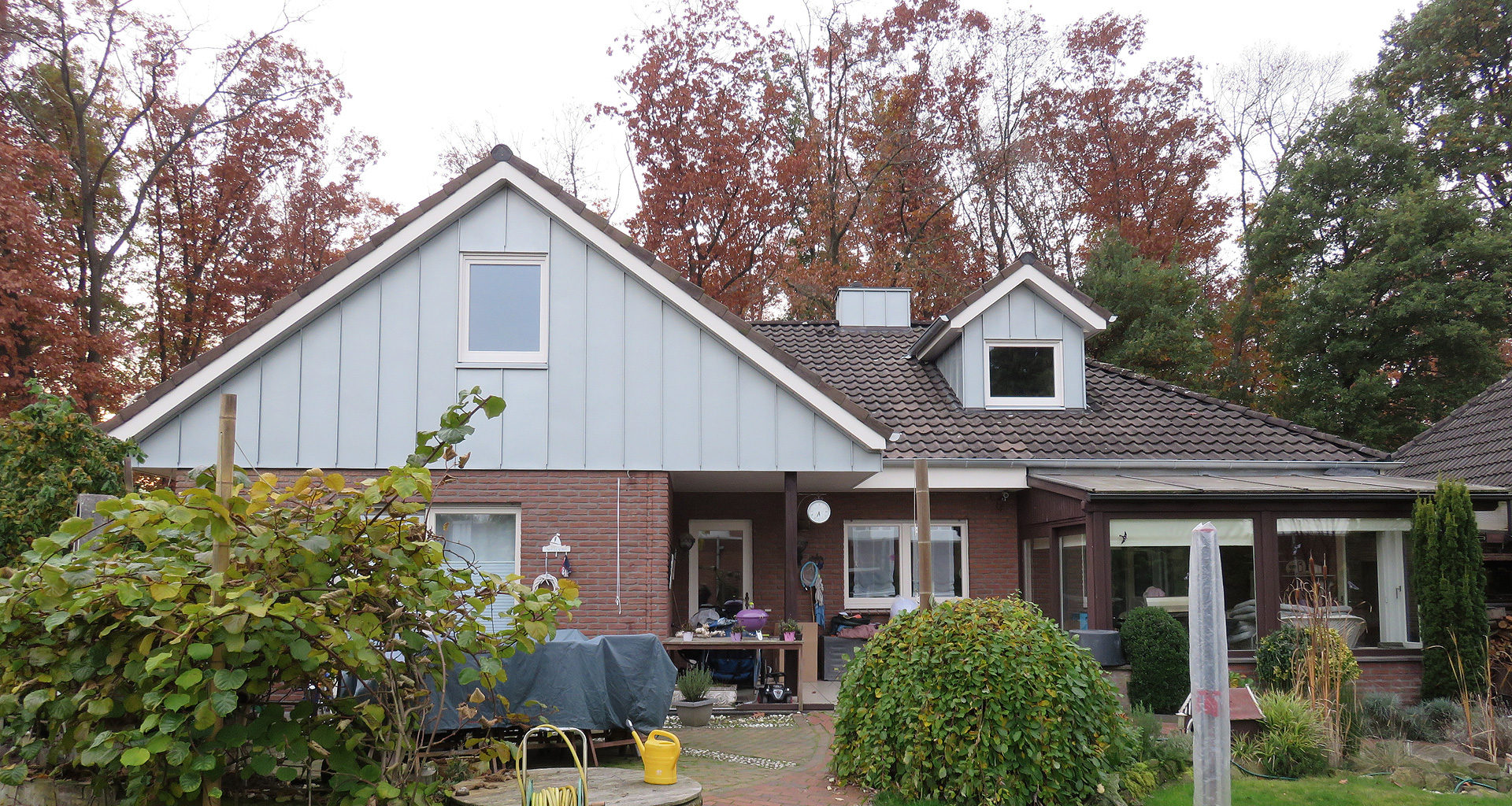 Dachumbau Neuenhaus Rückseite mit First