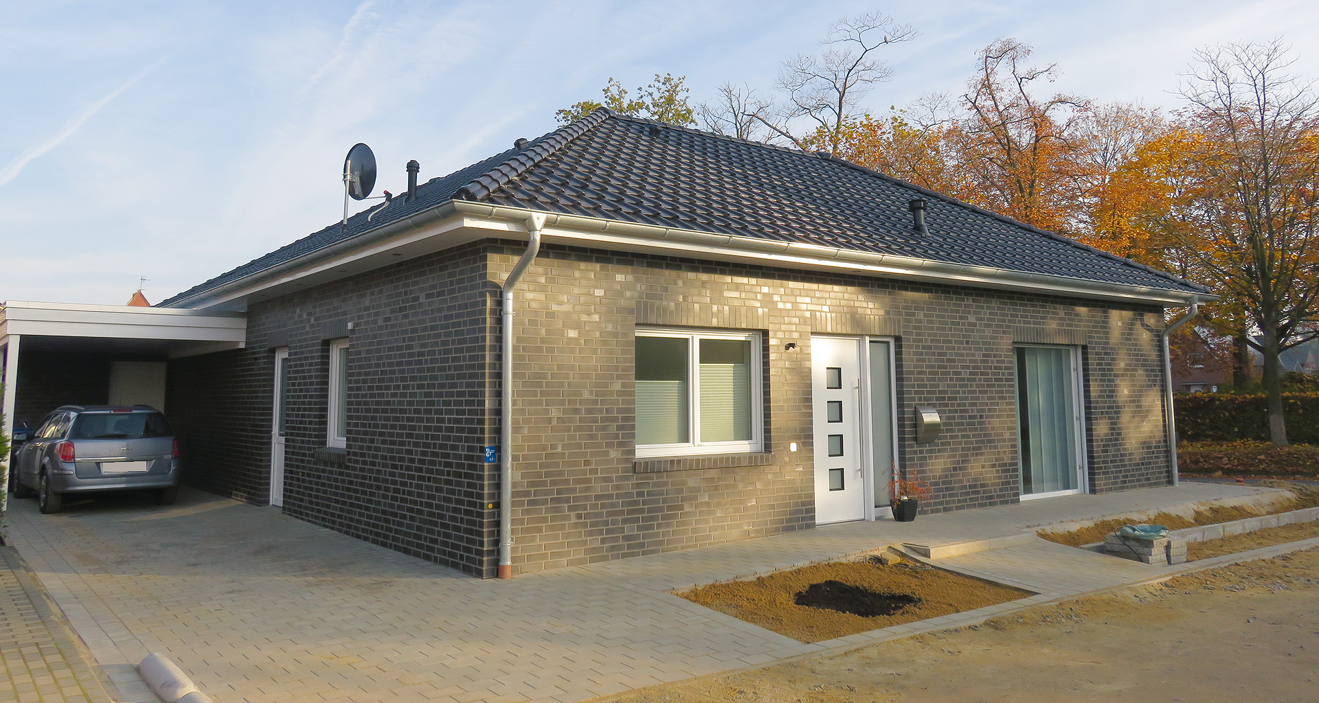 Bungalow Bad Bentheim Front mit Haustür und Carport