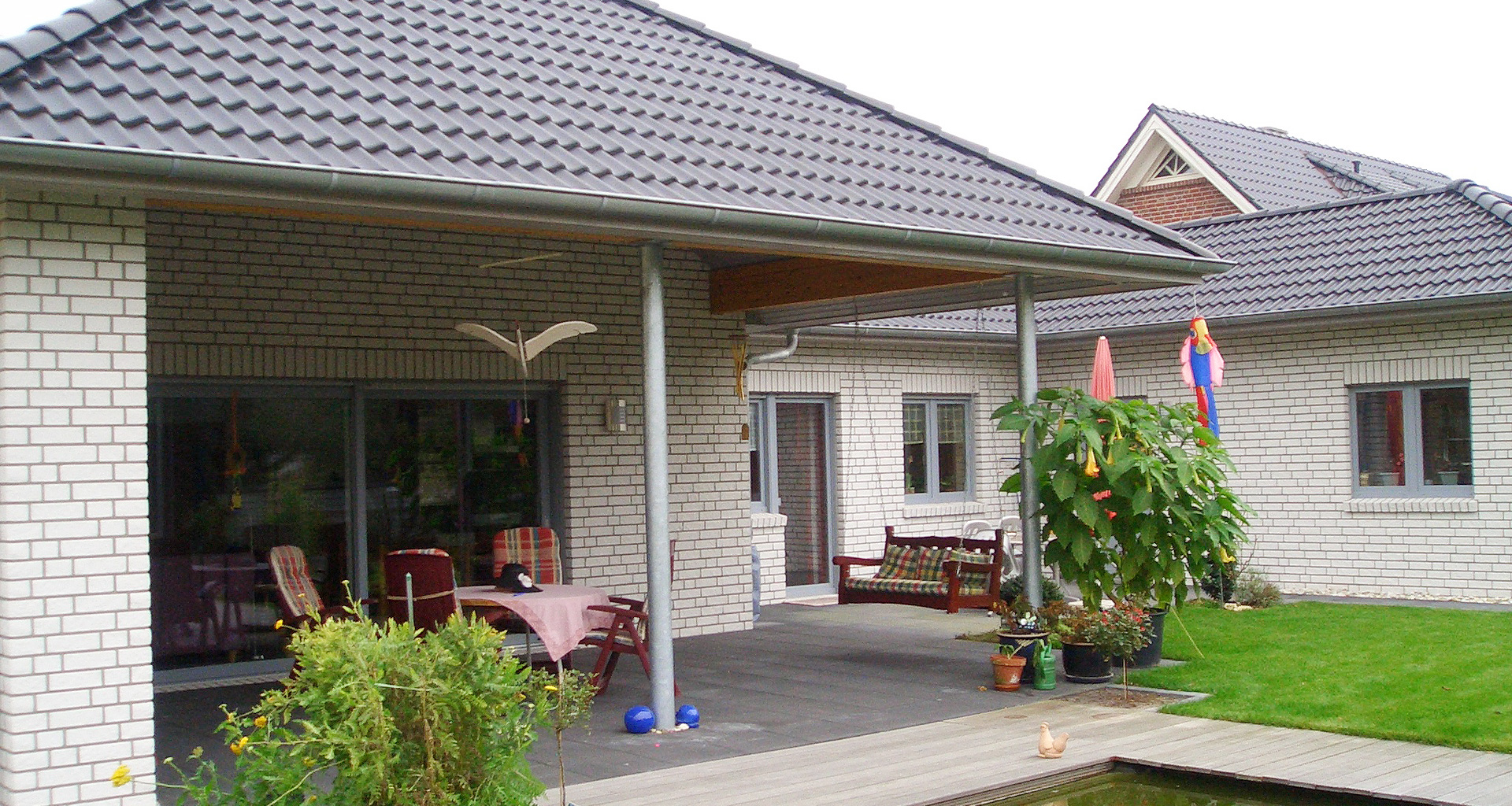 Barrierefreier Bungalow Nordhorn Rückseite Terasse von links