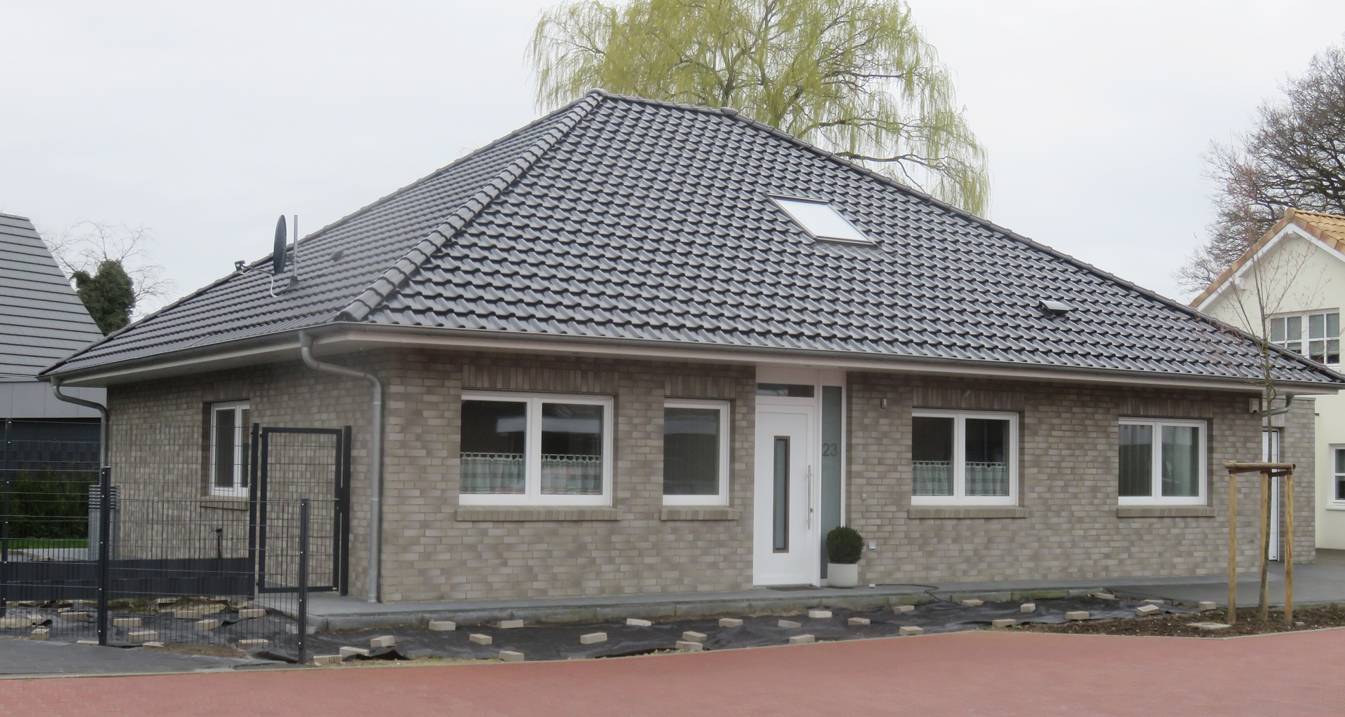 Bungalow Front mit Gartenzaun in Nordhorn