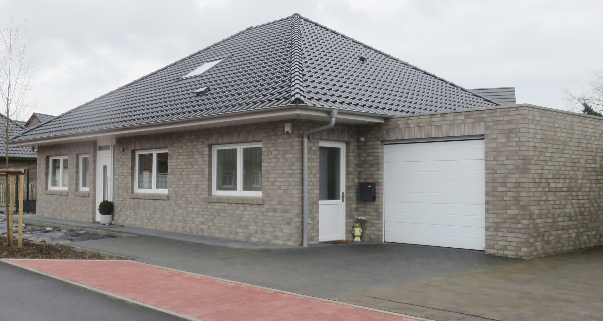 Bungalow Front mit Garage in Nordhorn