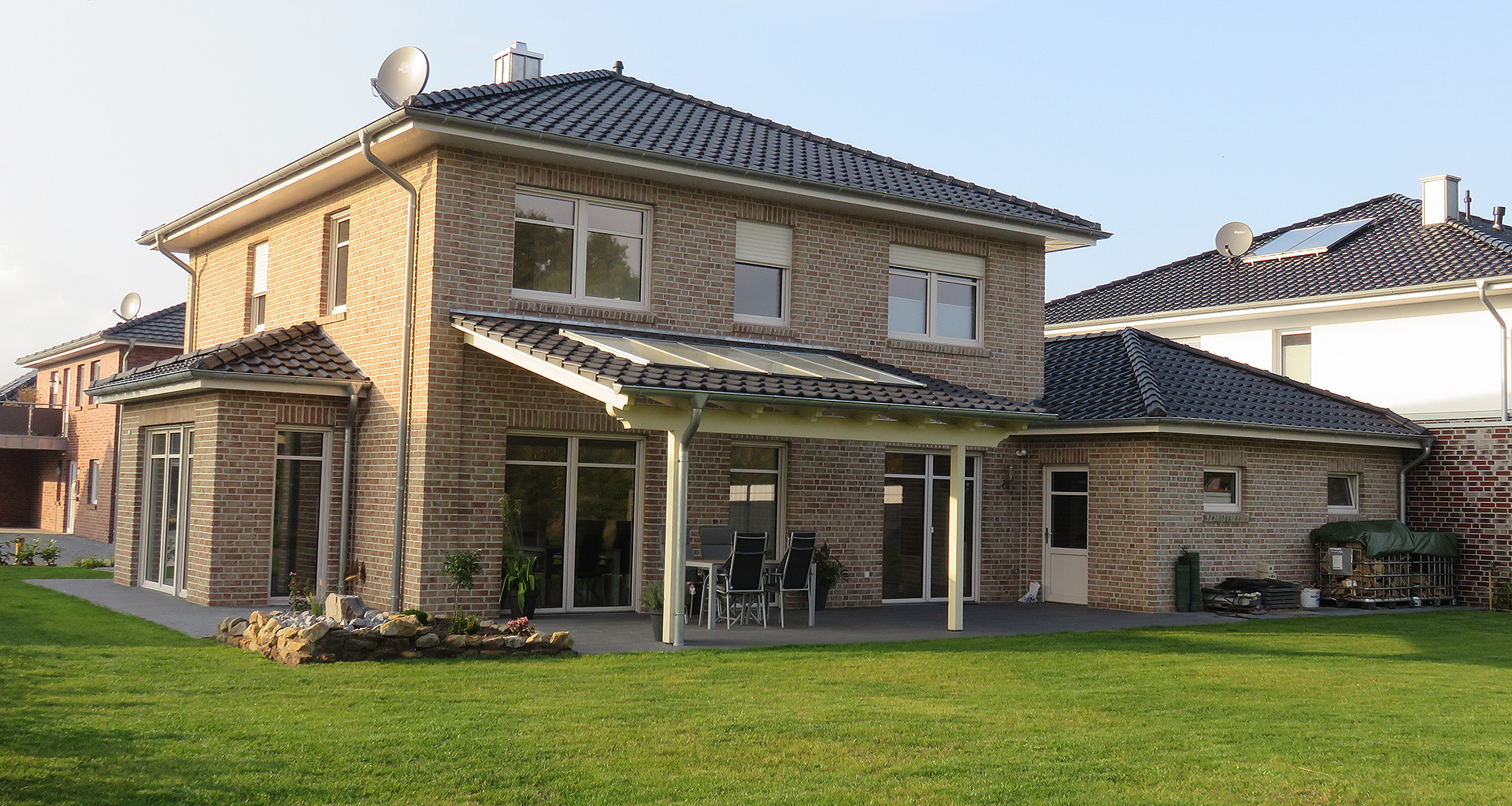 Einfamilienhaus Rückseite mit Garten, Terrasse und rechtem Erker in Wietmarschen-Lohne Emsland 2015